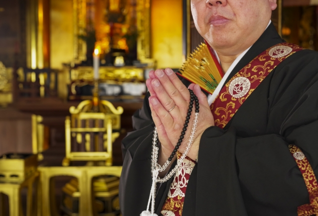 お寺の僧侶が正式に読経供養