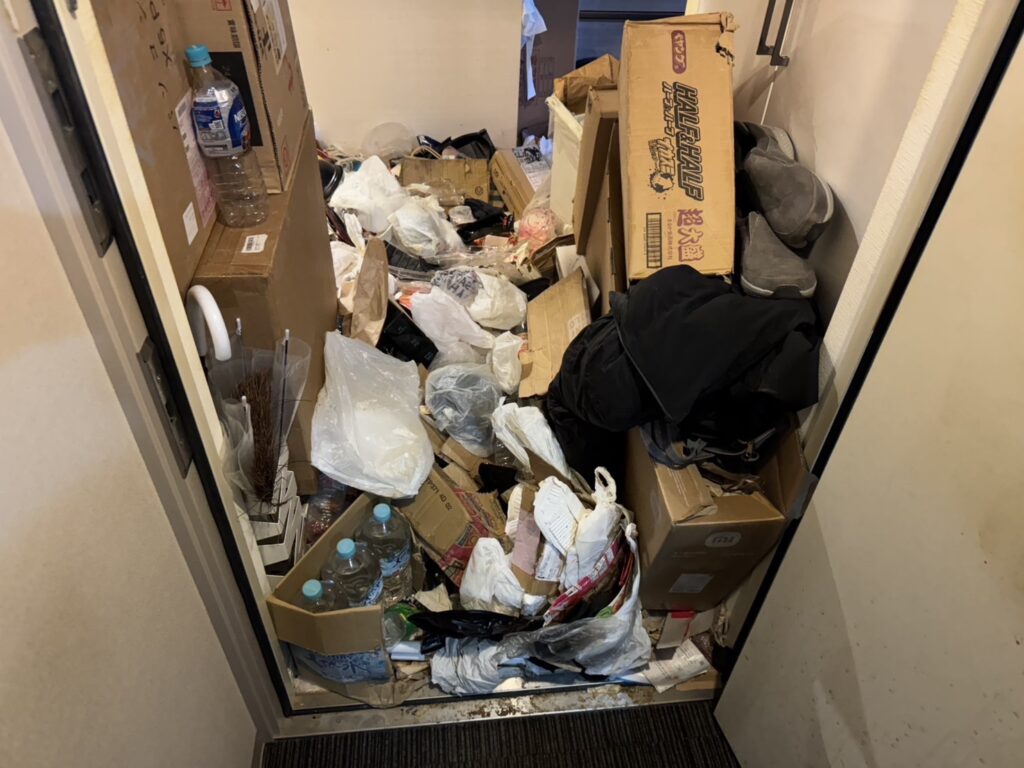 広島市南区二世帯住宅 4LDK のゴミ屋敷片付け事例 Before