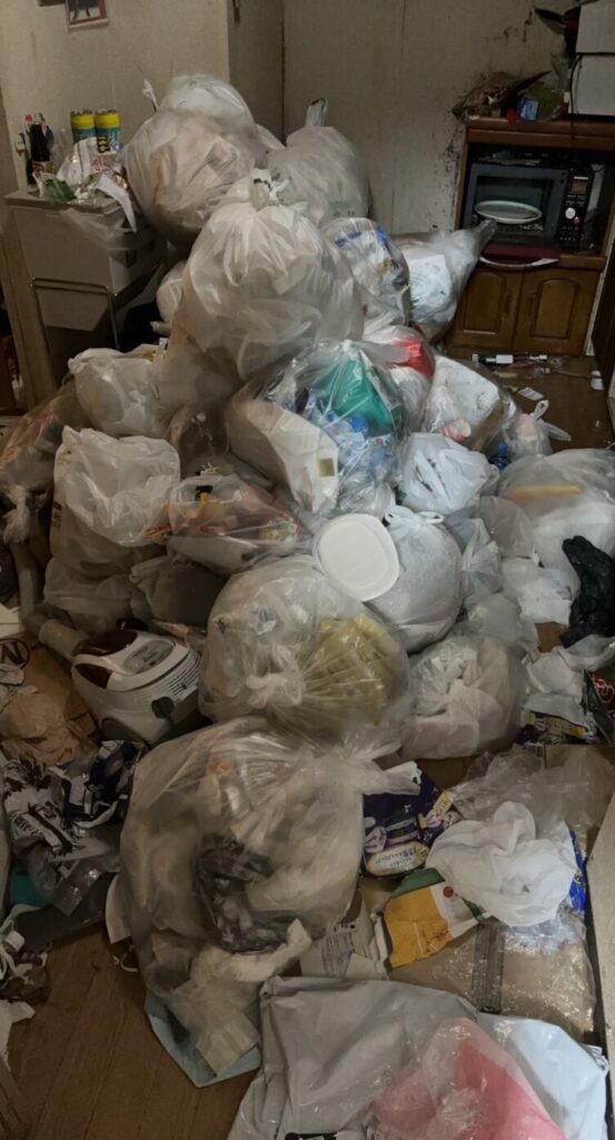呉市マンション 2LDK のゴミ屋敷片付け事例 Before