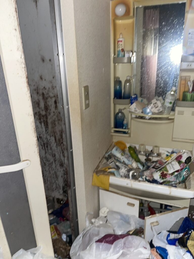 尾道市アパート 1DK の単身者ゴミ屋敷片付け事例 Before