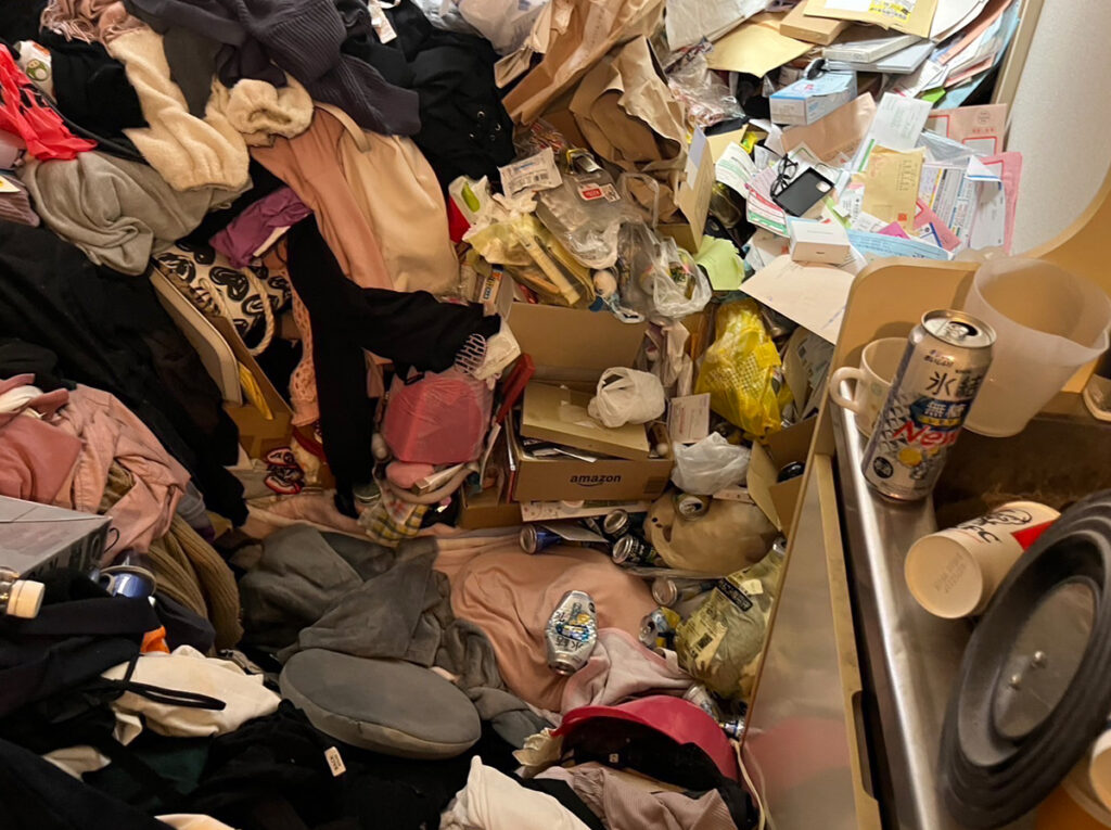 世羅町農家住宅4LDKのゴミ屋敷片付け事例（実質2部屋対応） Before