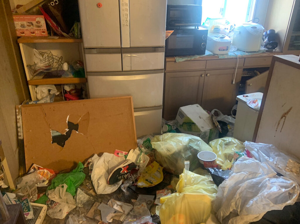 大竹市マンション 2LDK のゴミ屋敷片付け事例 Before