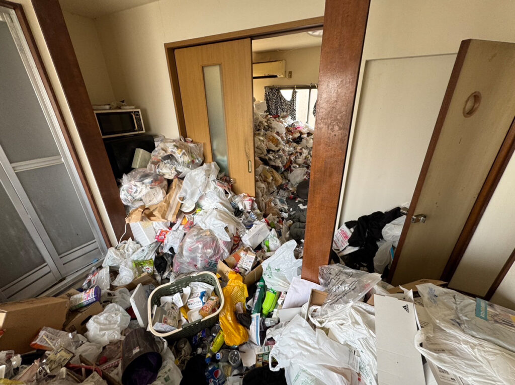 廿日市市マンション2LDKのゴミ屋敷片付け事例 Before