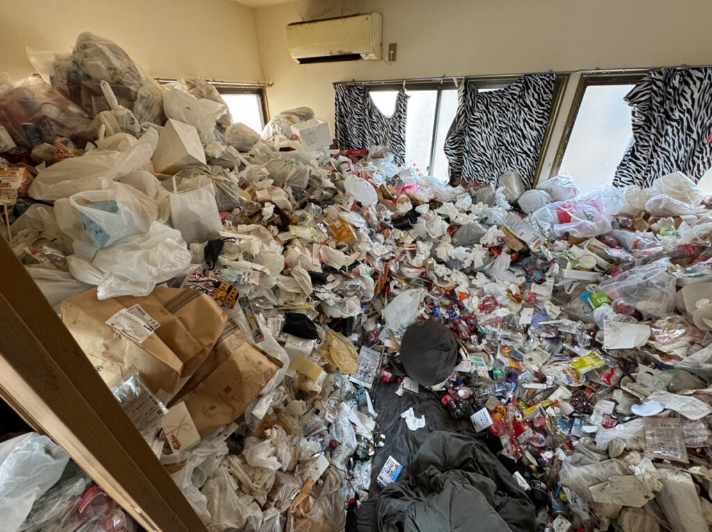 江田島市戸建て 3LDK のゴミ屋敷片付け事例 Before