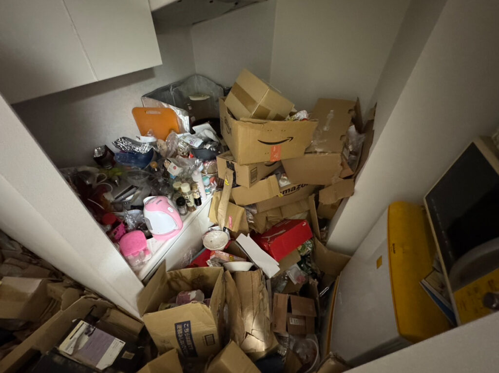 熊野町アパート1DKの単身ゴミ屋敷片付け事例 Before
