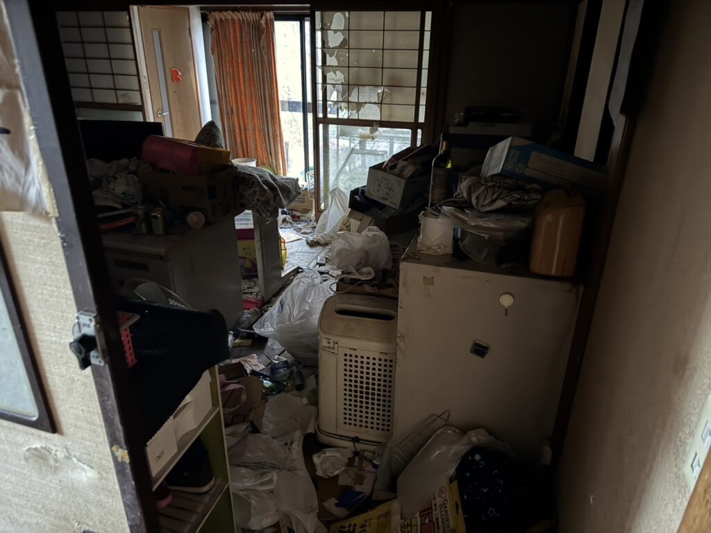 埼玉県上尾市1RマンションS.T様のゴミ屋敷片付け事例 Before