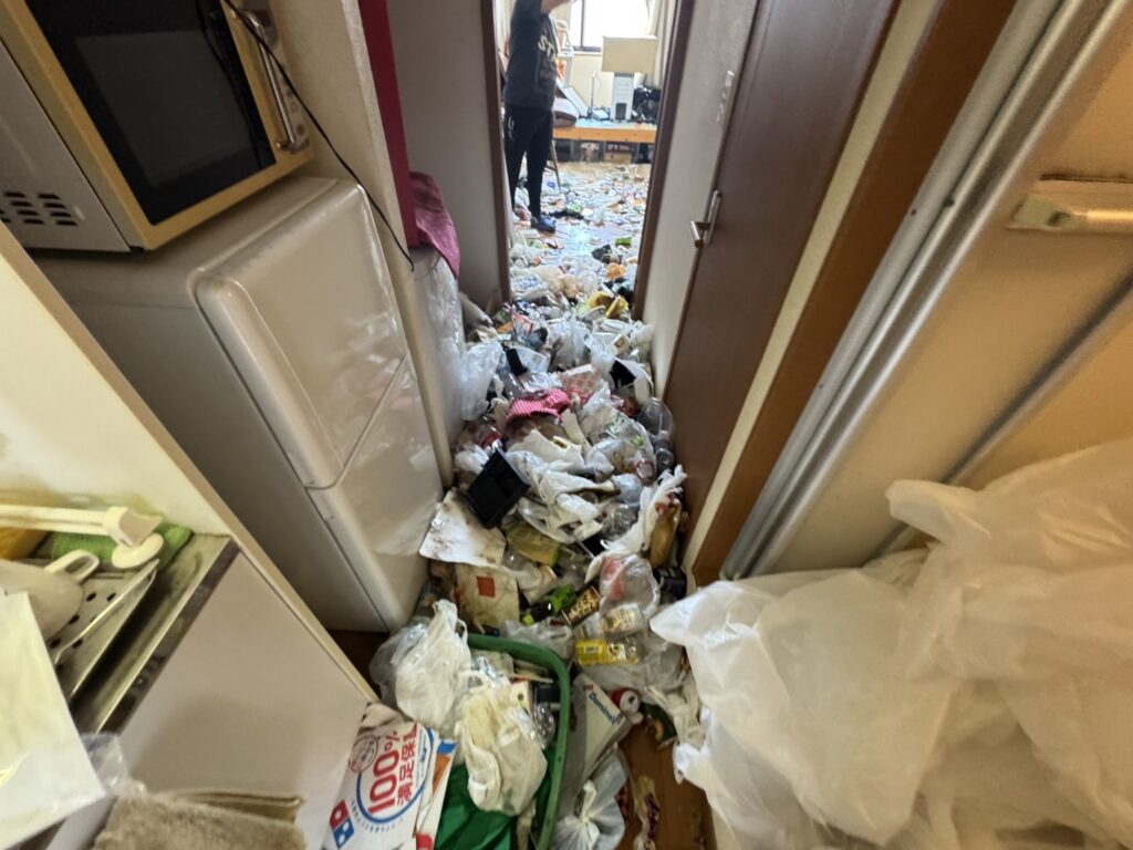 福岡県宗像市2LDK店舗兼住宅K.T様のゴミ屋敷片付け事例 Before