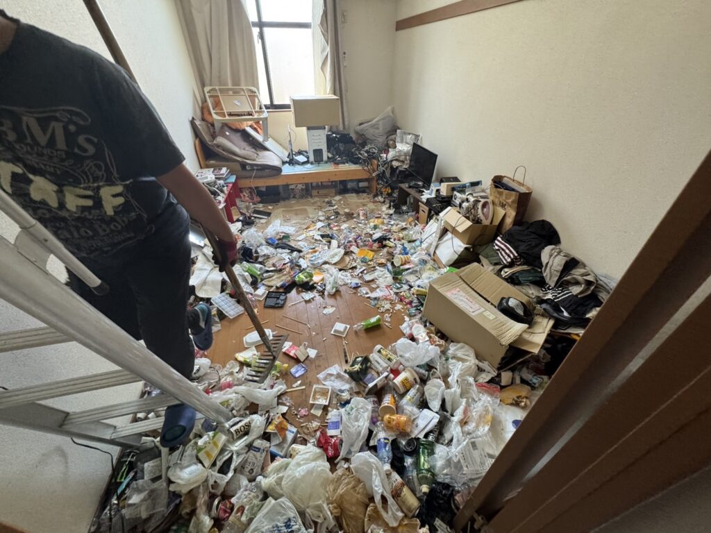 福岡県大牟田市1KマンションT.S様のゴミ屋敷片付け事例 Before