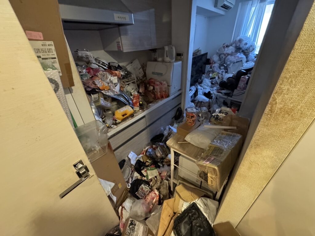 山口県阿武町3LDK店舗兼住宅I様のゴミ屋敷片付け事例 Before