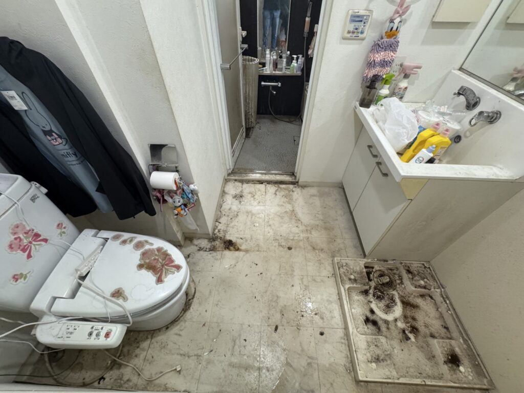 岡山県和気町2LDKマンションS様のゴミ屋敷片付け事例 Before