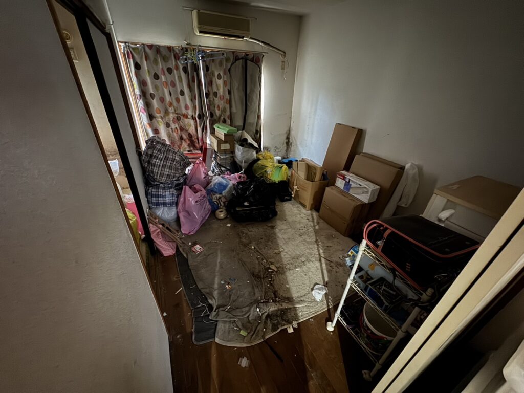 岡山県西粟倉村1KアパートU様のゴミ屋敷片付け事例 Before