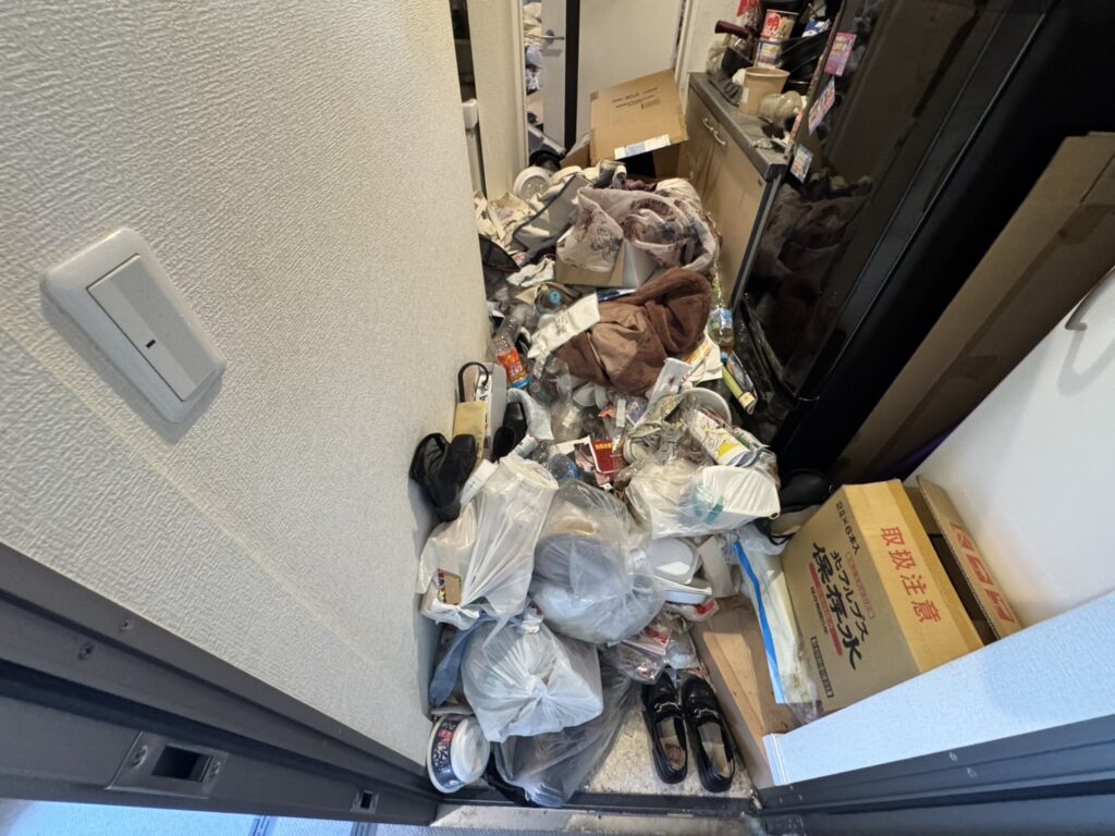 島根県出雲市2DK店舗兼住宅M様のゴミ屋敷片付け事例 Before