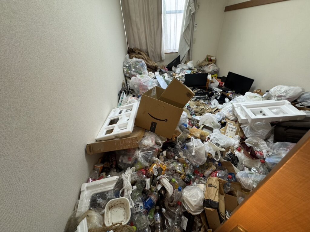 島根県雲南市2DK店舗兼住宅I様のゴミ屋敷片付け事例 Before