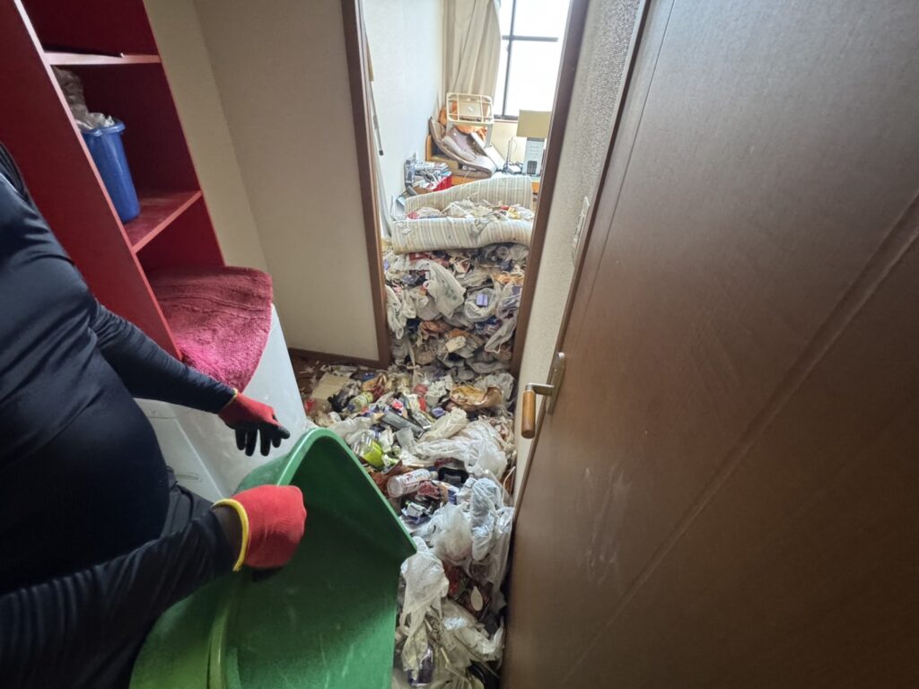 島根県雲南市2DKマンションU様のゴミ屋敷片付け事例 Before