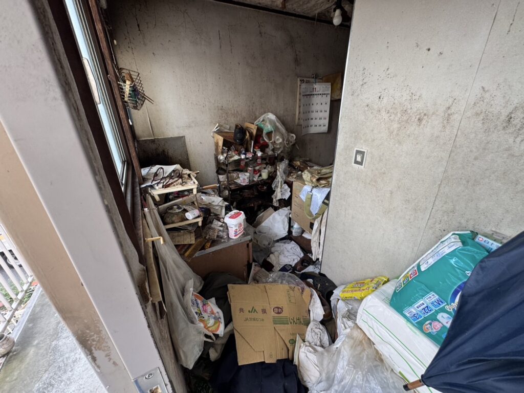 島根県美郷町3LDK店舗兼住宅N様のゴミ屋敷片付け事例 Before