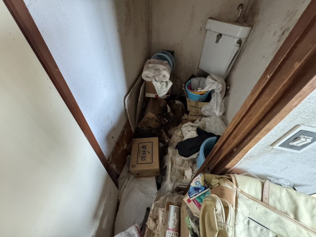 島根県津和野町4LDK店舗兼住宅S様のゴミ屋敷片付け事例 Before