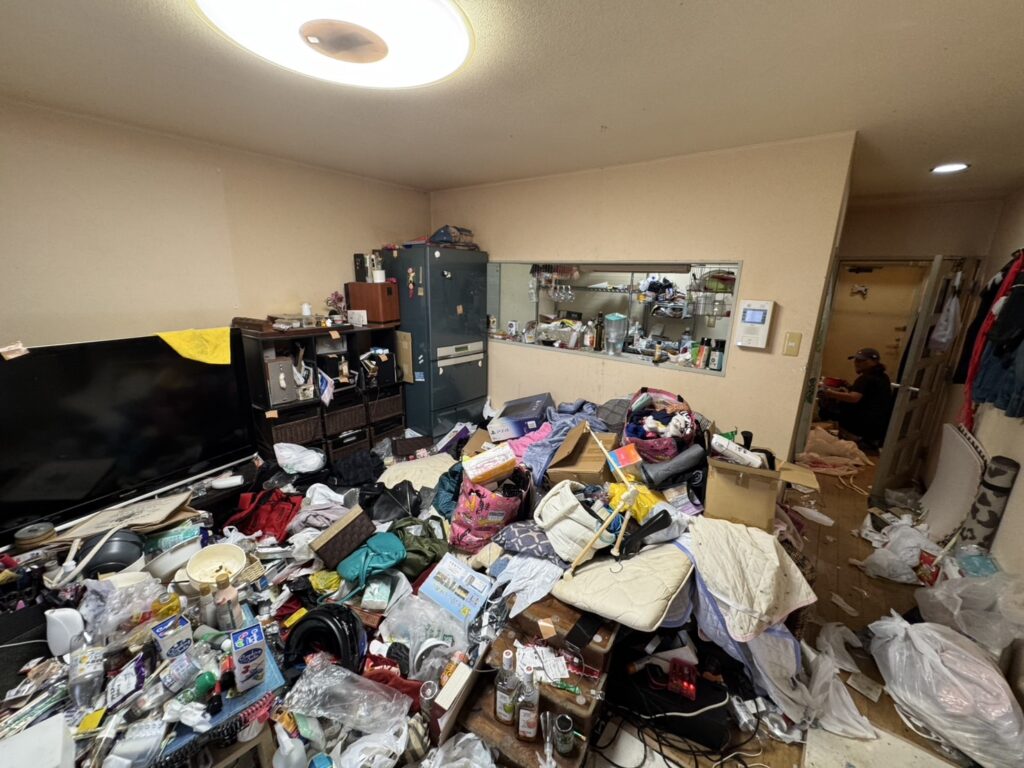 島根県知夫村1DKアパートY様のゴミ屋敷片付け事例 Before
