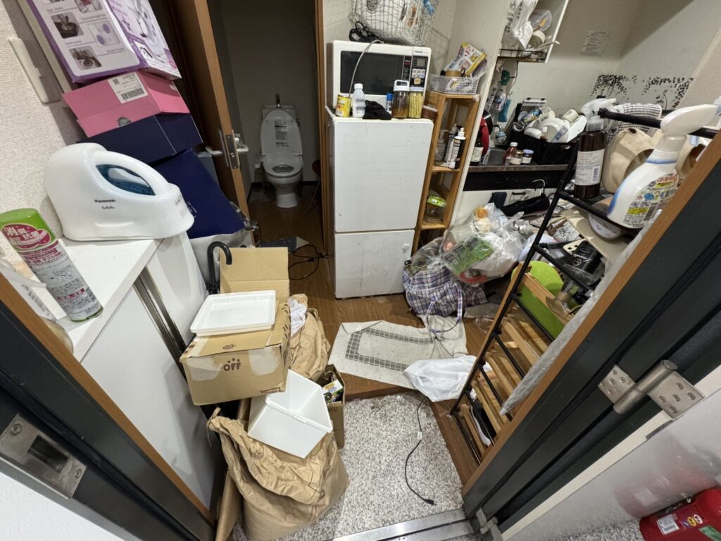 島根県知夫村2DK店舗兼住宅Y様のゴミ屋敷片付け事例 Before