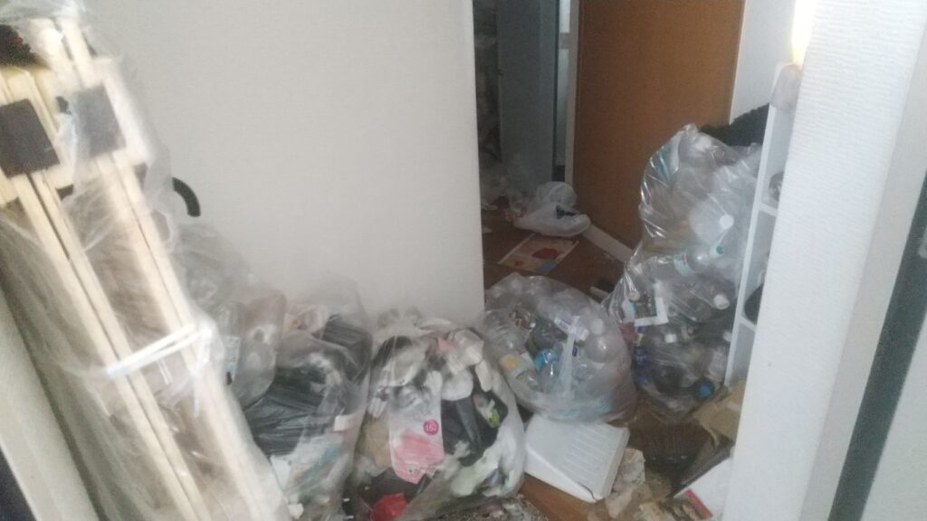山口県宇部市1DKアパートK様のゴミ屋敷片付け事例 Before
