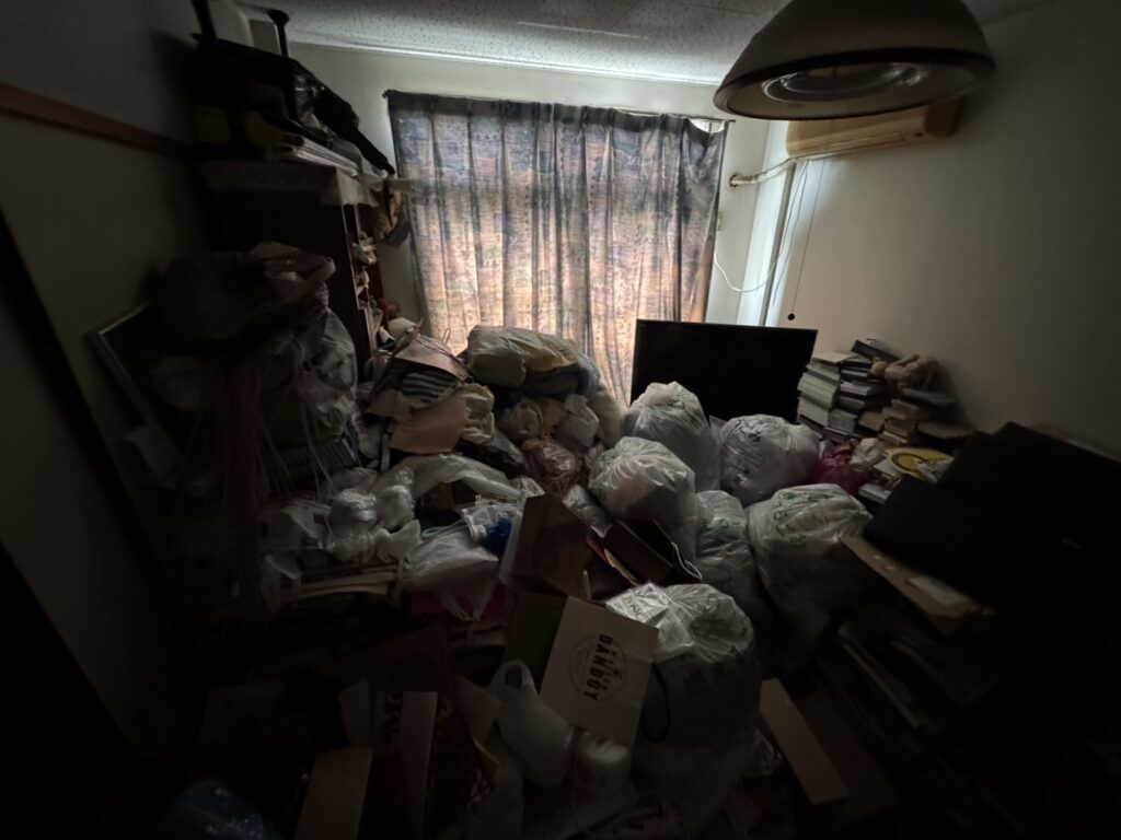 山口県岩国市4LDK店舗兼住宅N様のゴミ屋敷片付け事例 Before