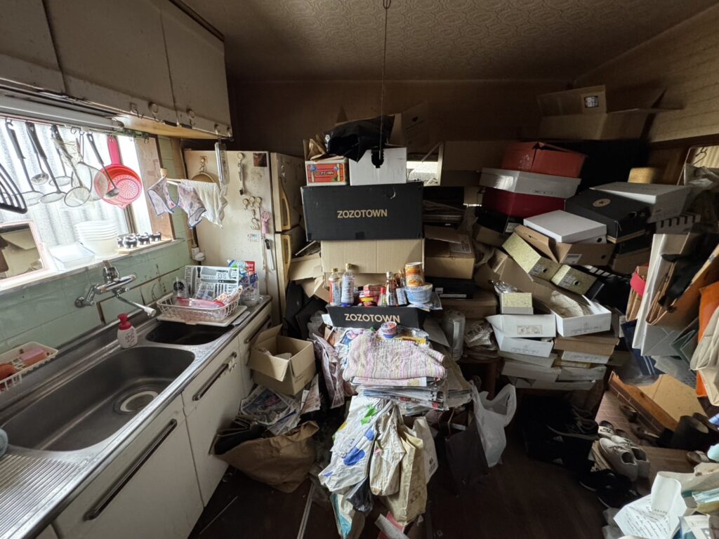 山口県美祢市1RアパートF様のゴミ屋敷片付け事例 Before