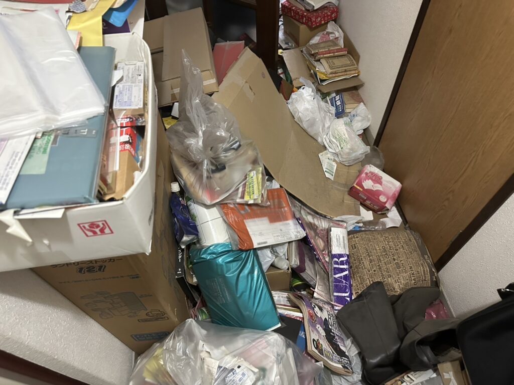 広島県広島市中区4LDK二世帯住宅Y様のゴミ屋敷片付け事例 Before