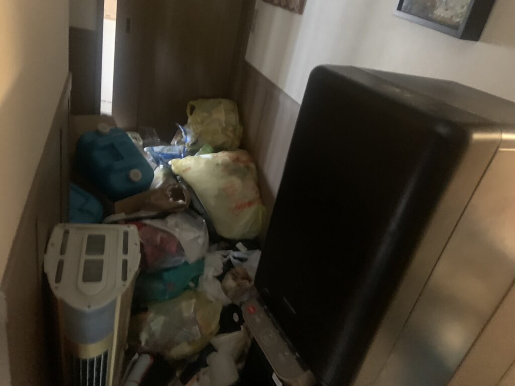 広島県熊野町1DKアパートF様のゴミ屋敷片付け事例 Before
