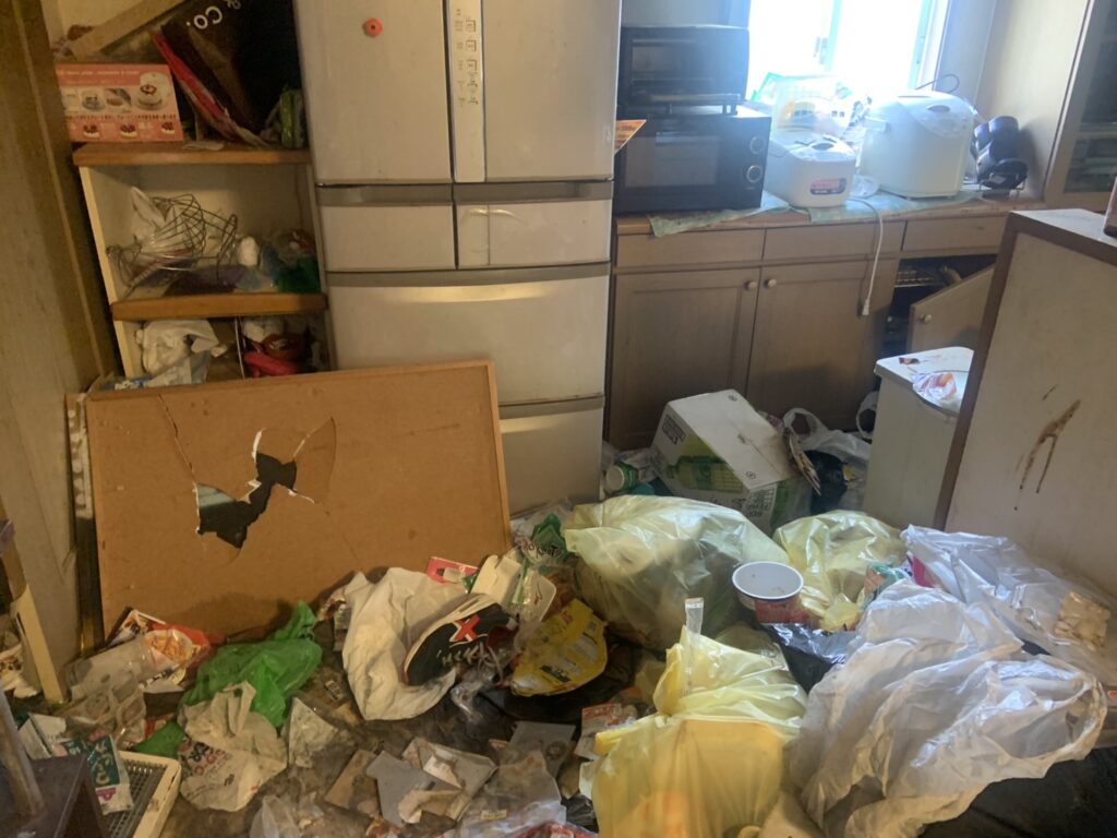 広島県安芸太田町3DK店舗兼住宅F様のゴミ屋敷片付け事例 Before