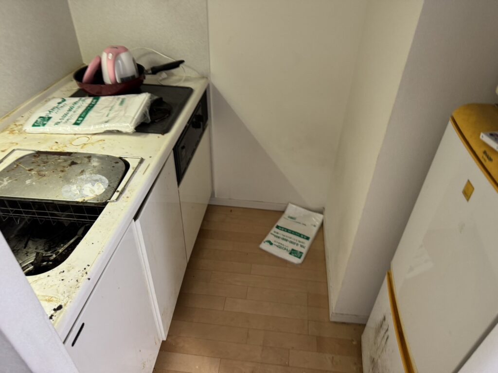 岡山県玉野市1DKマンションK様のゴミ屋敷片付け事例 Before