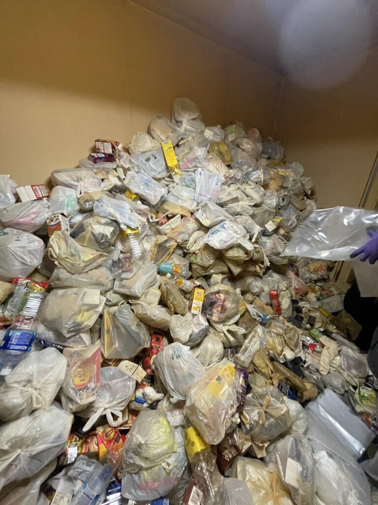 岡山県井原市1KアパートM様のゴミ屋敷片付け事例 Before