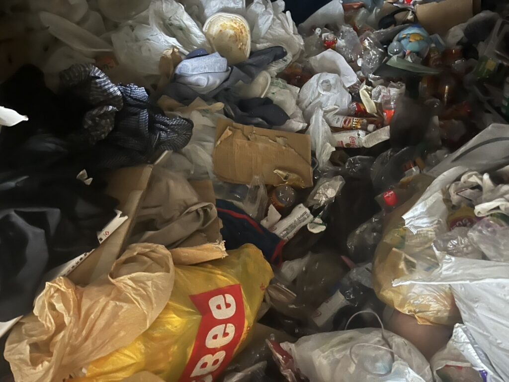 岡山県高梁市3LDK店舗兼住宅I様のゴミ屋敷片付け事例 Before