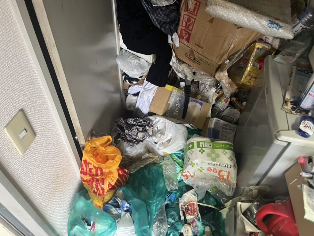 岡山県新見市1LDKアパートT様のゴミ屋敷片付け事例 Before