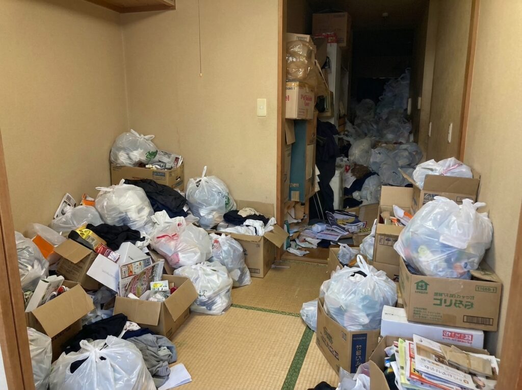 熊本県菊陽町4LDK戸建てH様のゴミ屋敷片付け事例 Before