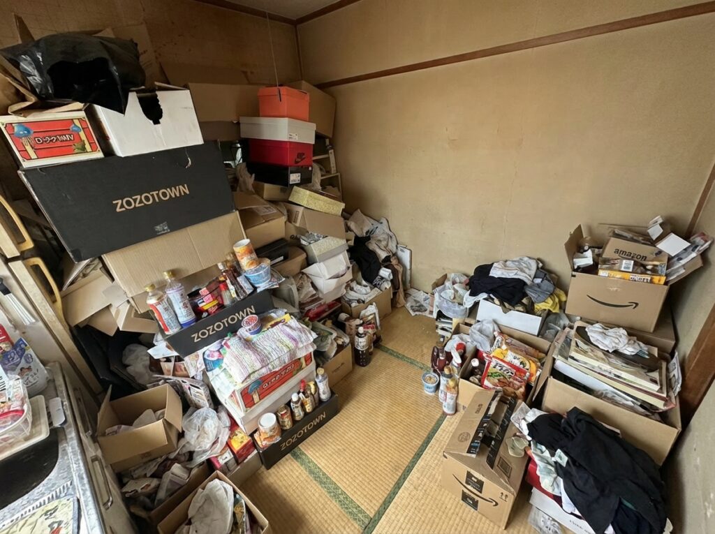 佐賀県武雄市1DKアパートI様のゴミ屋敷片付け事例 Before