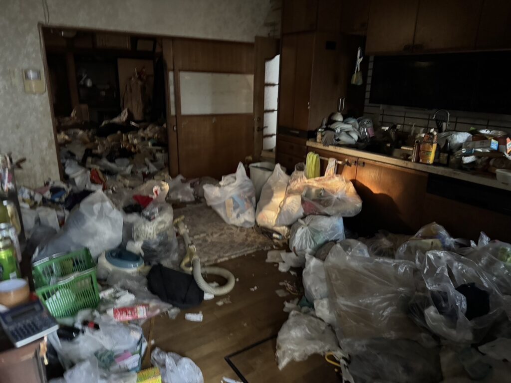 大分県豊後高田市1KマンションN様のゴミ屋敷片付け事例 Before