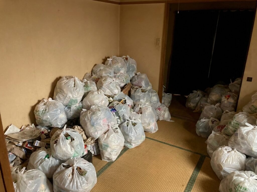 熊本県南関町3LDK戸建てM様のゴミ屋敷片付け事例 Before