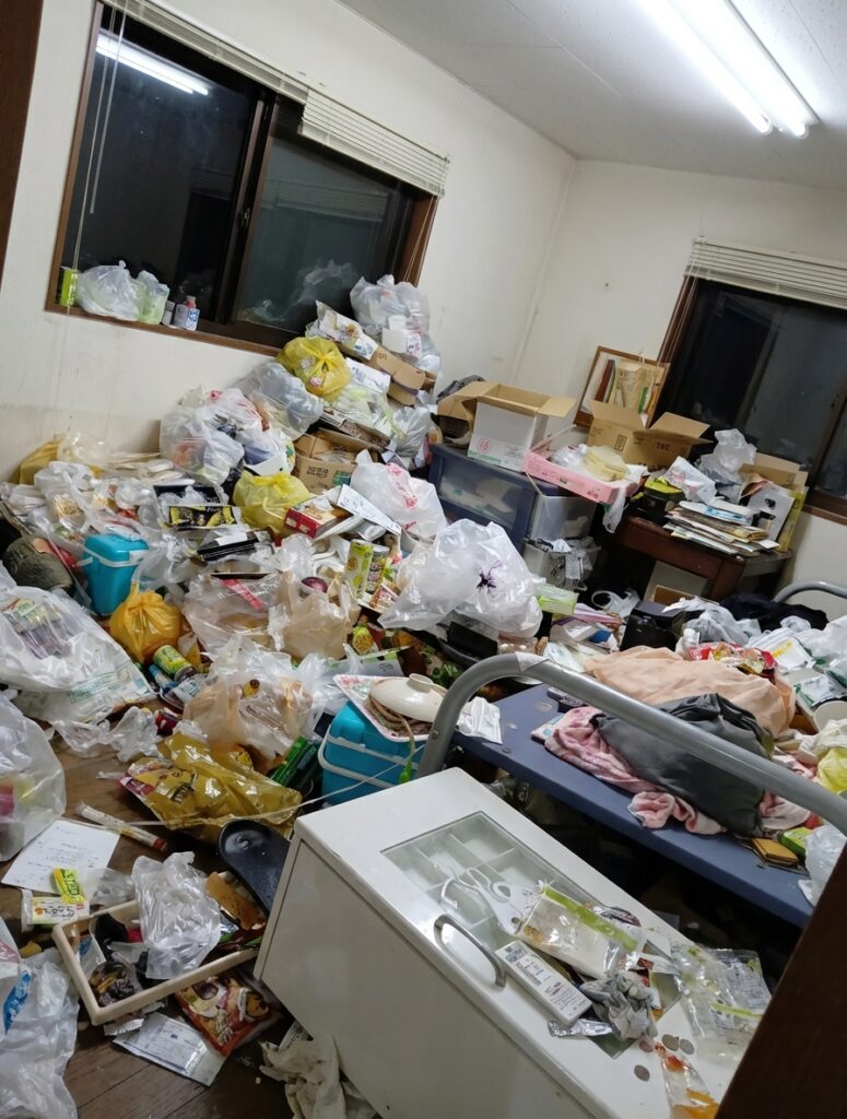 高知県宿毛市4LDK戸建てF様のゴミ屋敷片付け事例 Before