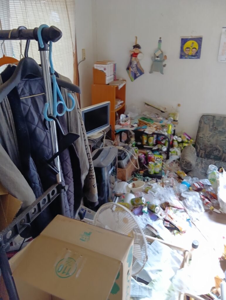 高知県東洋町1DKマンションK様のゴミ屋敷片付け事例 Before