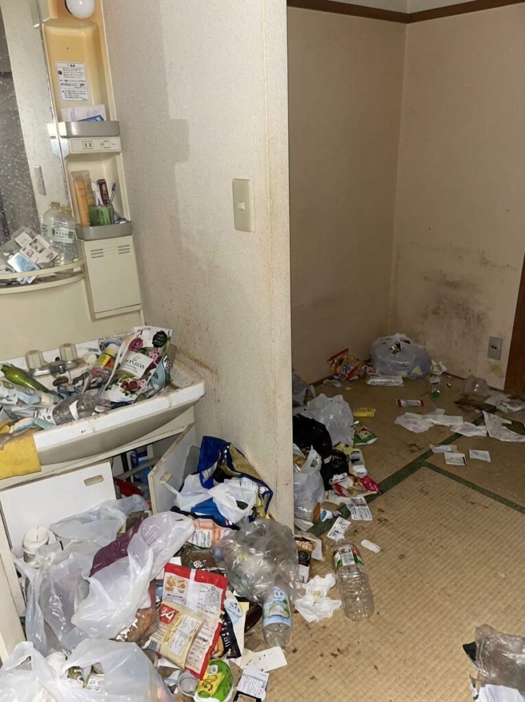 佐賀県神埼市1KアパートH様のゴミ屋敷片付け事例 Before