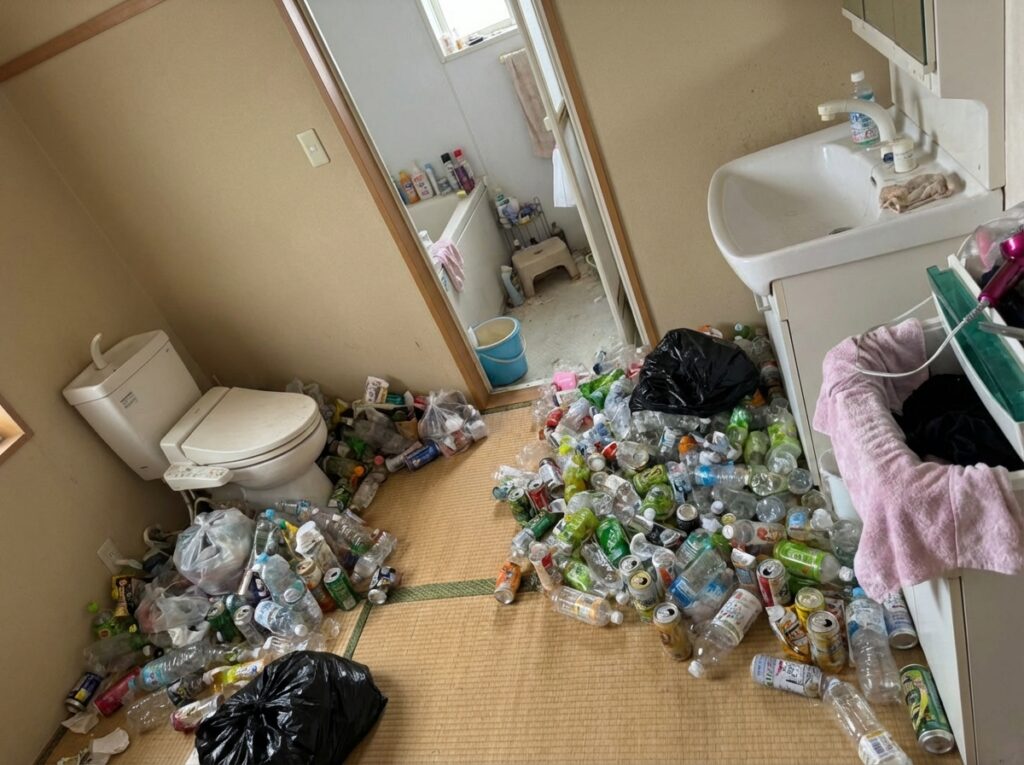 長崎県平戸市2DK戸建てY様のゴミ屋敷片付け事例 Before