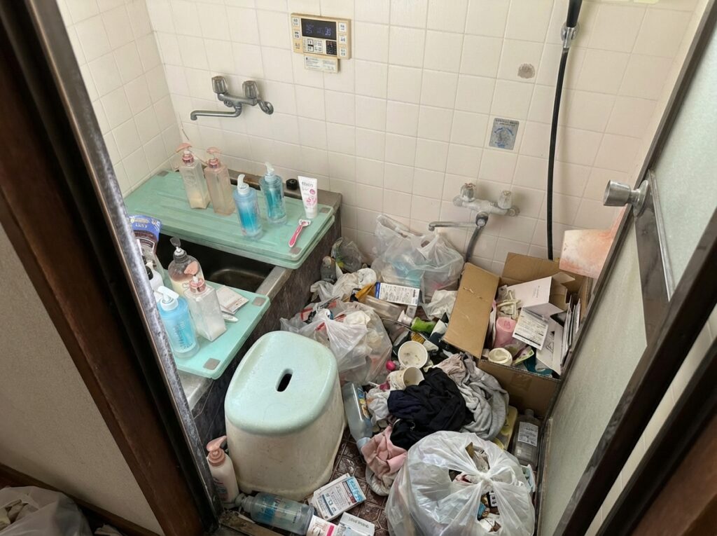 佐賀県唐津市3LDKマンションW様のゴミ屋敷片付け事例 Before