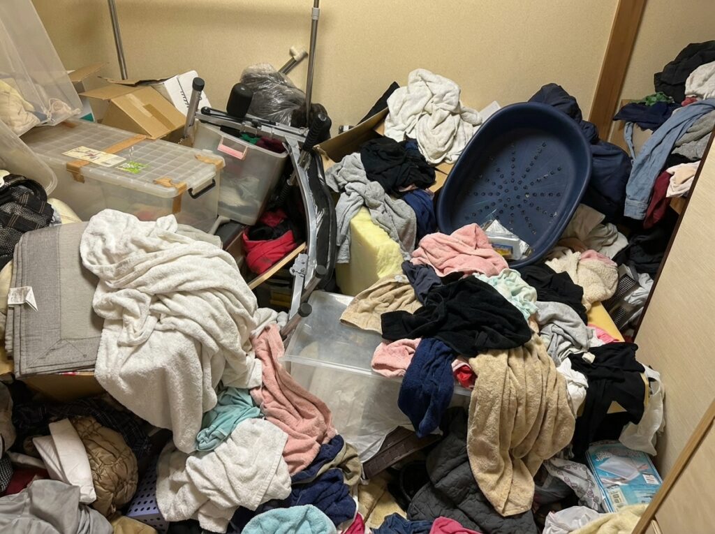 福岡県添田町1DKアパートI様のゴミ屋敷片付け事例 Before