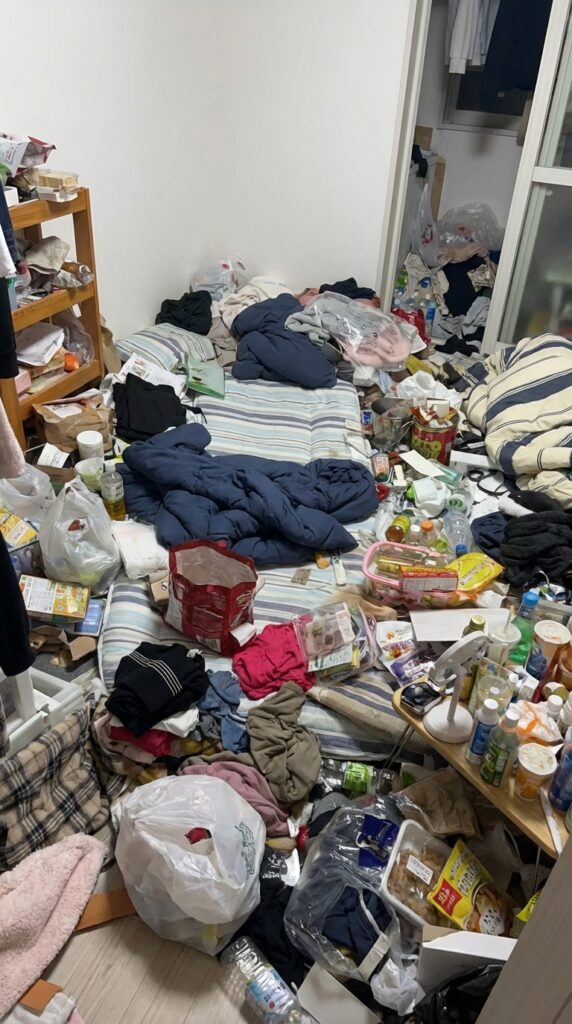 福岡県遠賀町1KアパートH様のゴミ屋敷片付け事例 Before