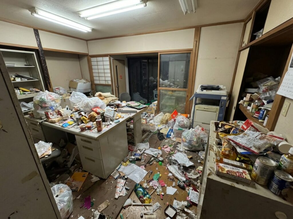 大分県臼杵市2LDKアパートT様のゴミ屋敷片付け事例 Before