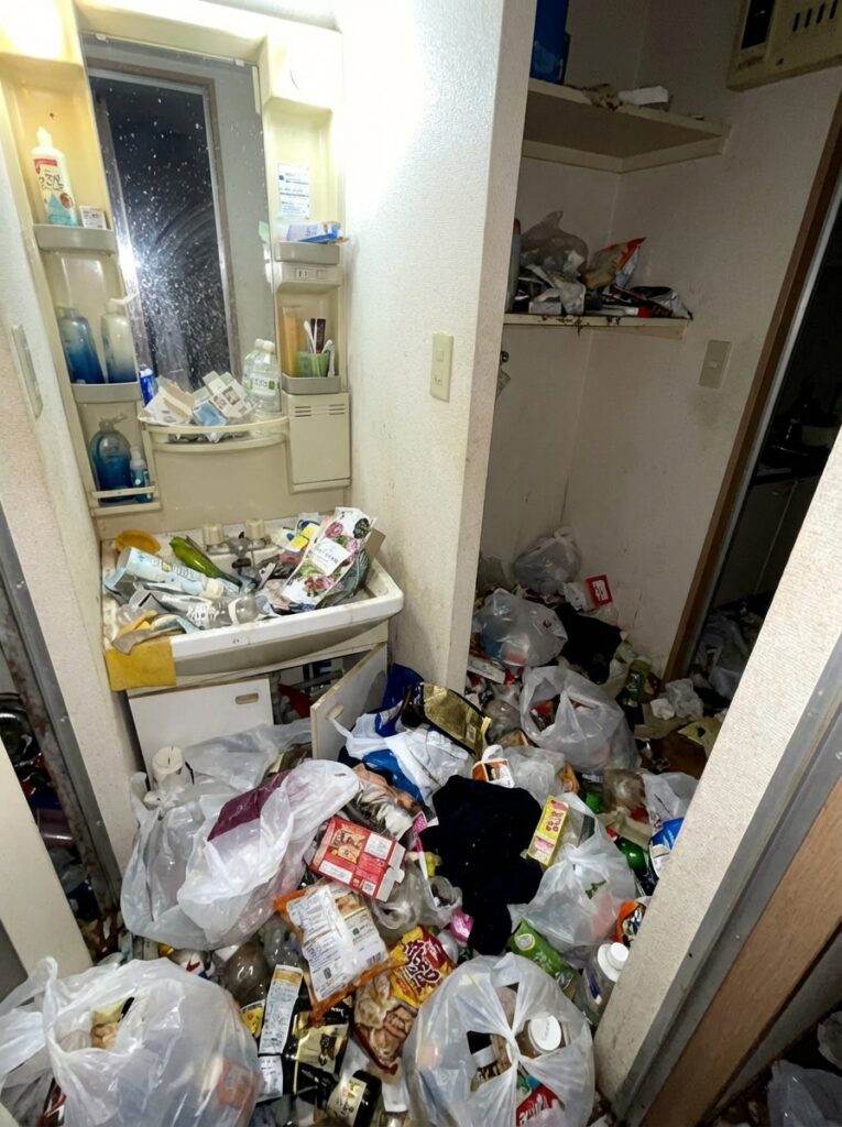 佐賀県嬉野市1DKアパートE様のゴミ屋敷片付け事例 Before