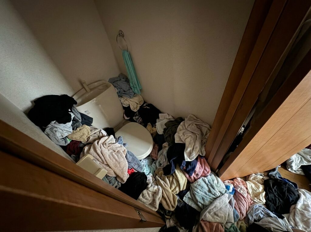 福岡県志免町2DKマンションR様のゴミ屋敷片付け事例 Before