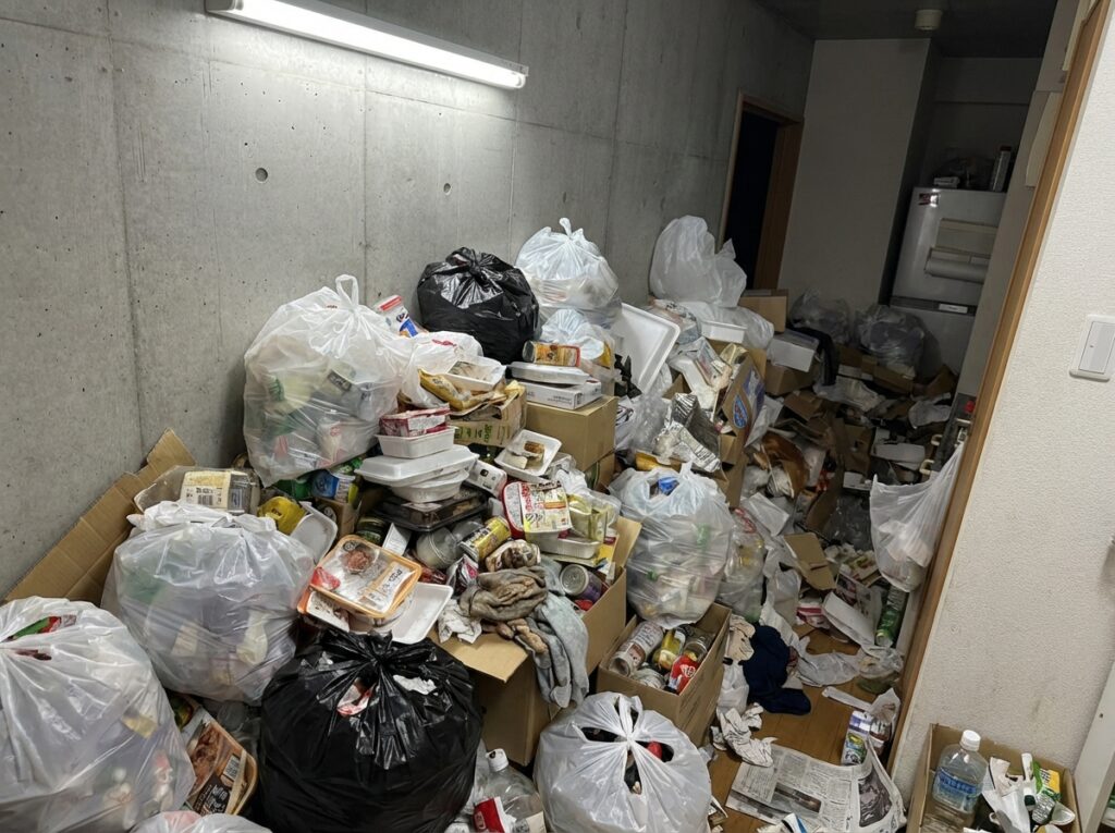 熊本県八代市2DKアパートR様のゴミ屋敷片付け事例 Before