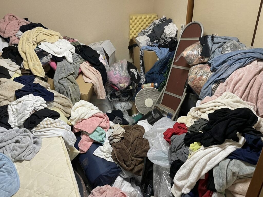 福岡県桂川町1LDKアパートK様のゴミ屋敷片付け事例 Before