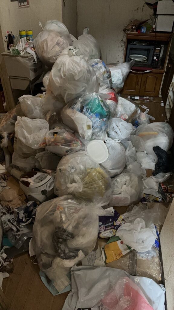 福岡県芦屋町2LDKアパートE様のゴミ屋敷片付け事例 Before