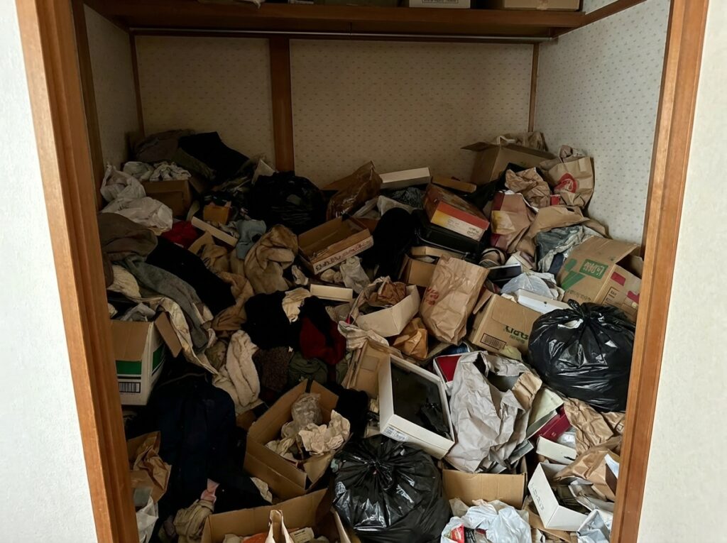 福岡県吉富町2DKマンションN様のゴミ屋敷片付け事例 Before